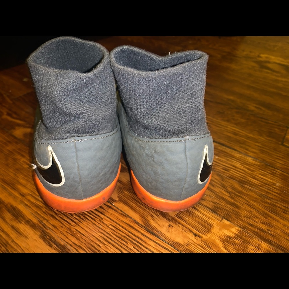 Soccer shoes